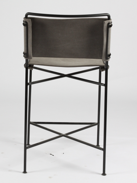 Silla de bar de tela suave con patas de metal de diseño simple